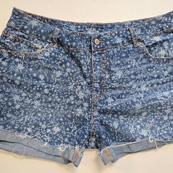 Time and Tru Pants - Time and Tru Mid-Rise Denim Shorts – Floral Print, Size 18